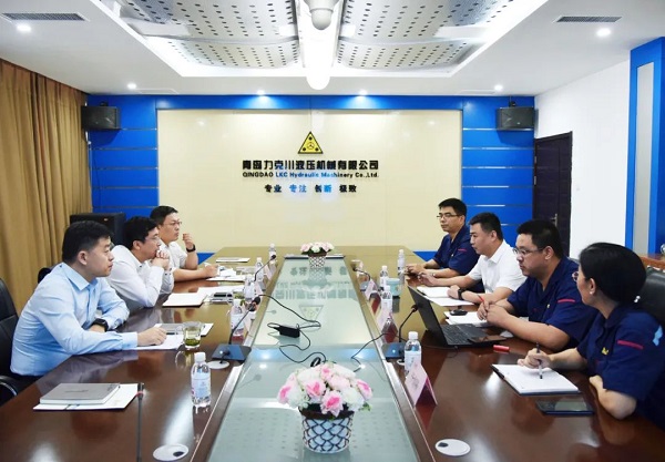 为高质量发展赋能！青岛高新区李天传主任至力克川液压调研2.jpg